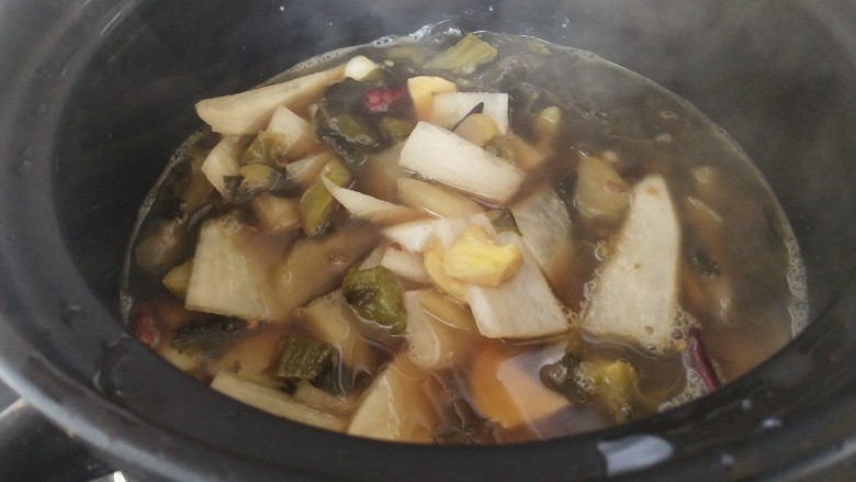 酸菜海鲜锅,再倒入砂锅，加入适量开水，没过食材多一点烧开