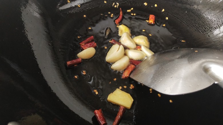 酸菜海鲜锅,锅里放油烧热，放入姜蒜干红辣椒煸炒，炒出香味