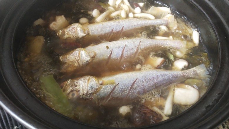 酸菜海鲜锅,放入鱼继续烧开