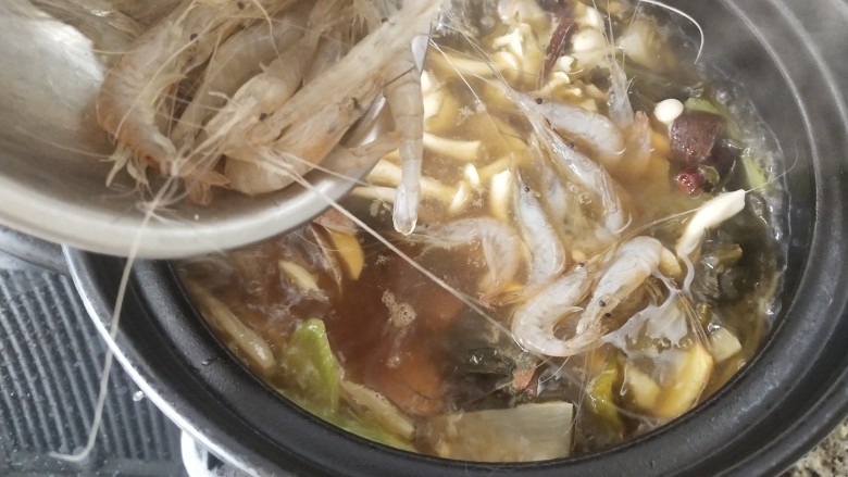 酸菜海鲜锅,最后加虾，烧至变色