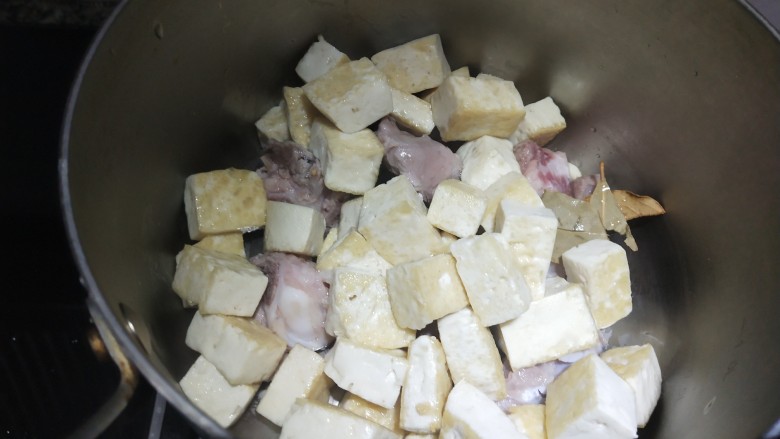 豆腐卤面,把排骨，香料和煎好的土豆放进奶锅里