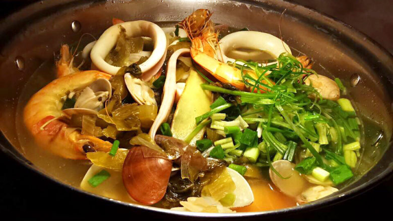 酸菜海鲜锅,幸福满满的一大锅，实在太美味了。
