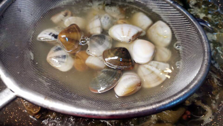 酸菜海鲜锅,蛤也汆烫一下捞出，放入酸菜锅