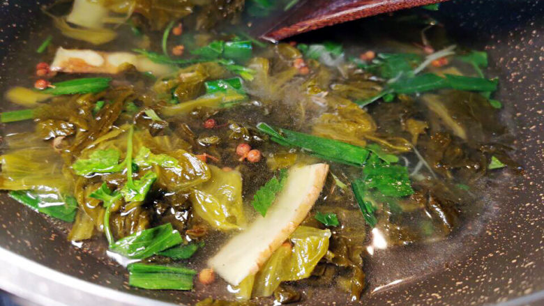 酸菜海鲜锅,炒好的酸菜尾，加入热水，大火烧开，煮20分钟，就是酸菜高汤