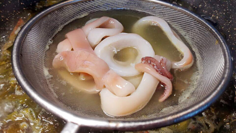 酸菜海鲜锅,鱿鱼操作方式也相同