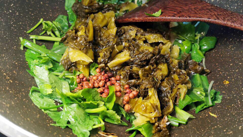 酸菜海鲜锅,酸菜尾与芹菜叶，葱，姜下锅炒香