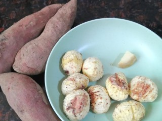 红薯栗子糖水,准备红薯和去壳的栗子