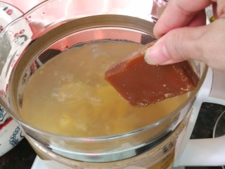 红薯栗子糖水,煲至三十分钟，加入红糖，煲至红糖融解