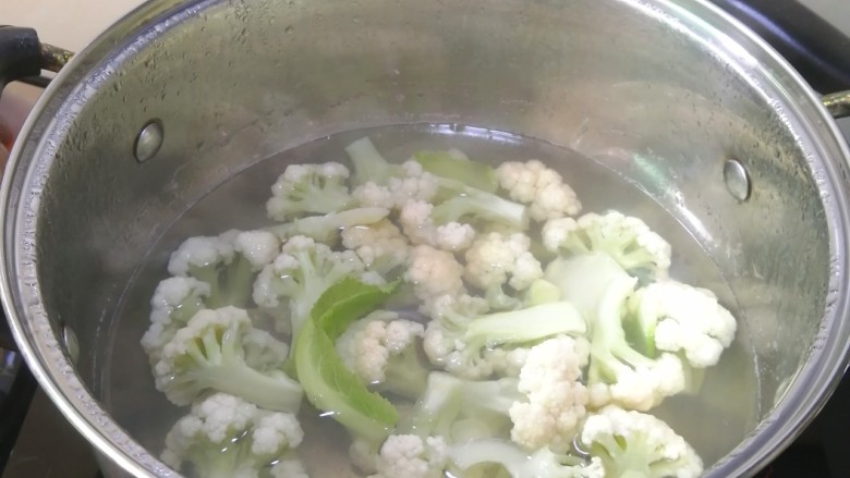 荷兰豆炒花菜,烧开水，加入花菜，焯水2分钟