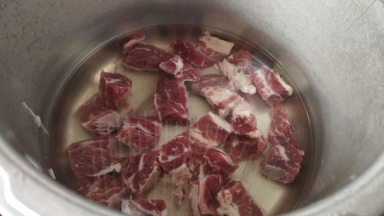 红焖牛肉煲,牛肉切块状，放锅里焯水，捞出沥干水分