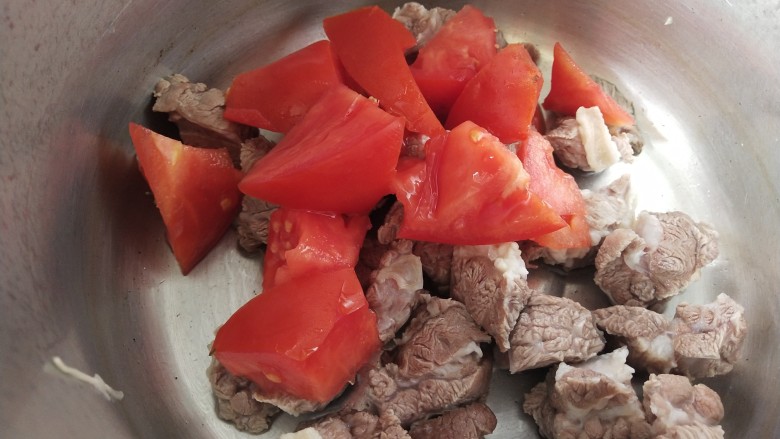 红焖牛肉煲,把牛肉和西红柿放进高压锅