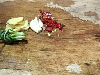 红焖牛肉煲,备好葱姜蒜和辣椒碎