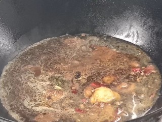 红焖牛肉煲,加入多点开水，煮沸后转小火，盖上盖子焖1小时