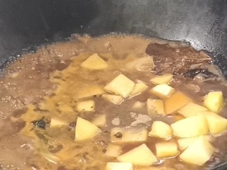 红焖牛肉煲,1小时后，加入土豆，盐，胡椒粉拌匀，继续焖至熟烂