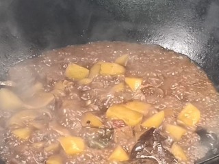 红焖牛肉煲,熟烂后，加入味精拌匀，大火收汁