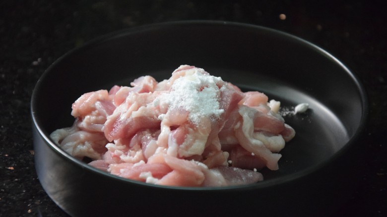 蘑菇炒肉片,猪肉切片，加入食用小苏打和花生油抓匀，腌制十五分钟