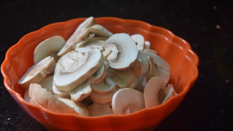 蘑菇炒肉片,蘑菇洗净切片