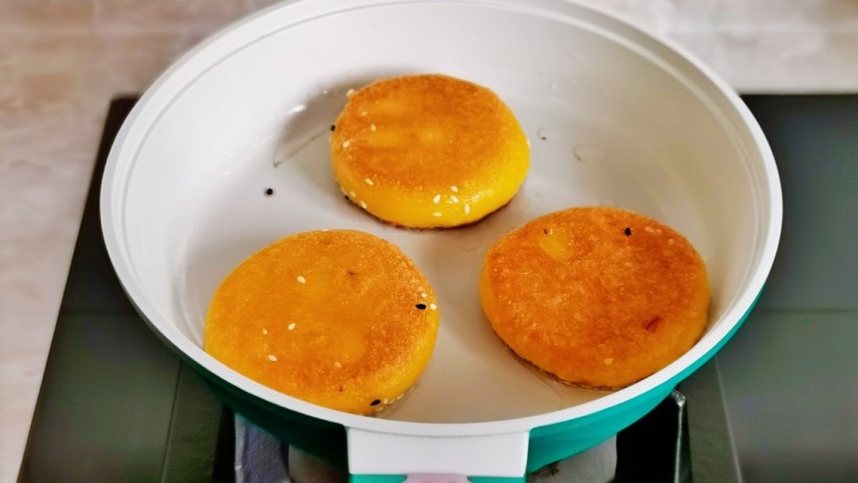 田园南瓜饼,小火煎至两面金黄即可，依次做好。