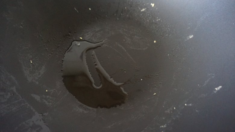 藤椒莴笋炒蛋,在锅内再倒入10毫升藤椒油