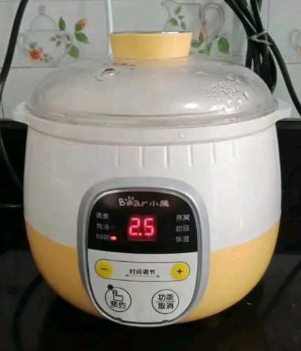 芋头粥,大米倒入炖盅，加入适量水，按bb粥功能键2.5小时