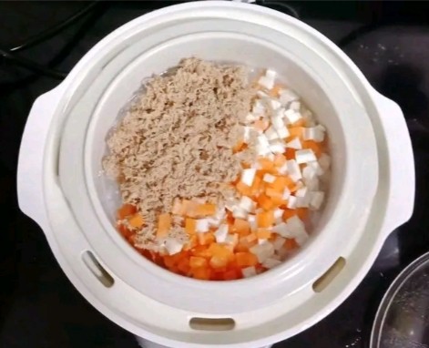 芋头粥,粥煮至软烂倒入牛肉、芋头和胡萝卜，继续炖煮至食材软烂