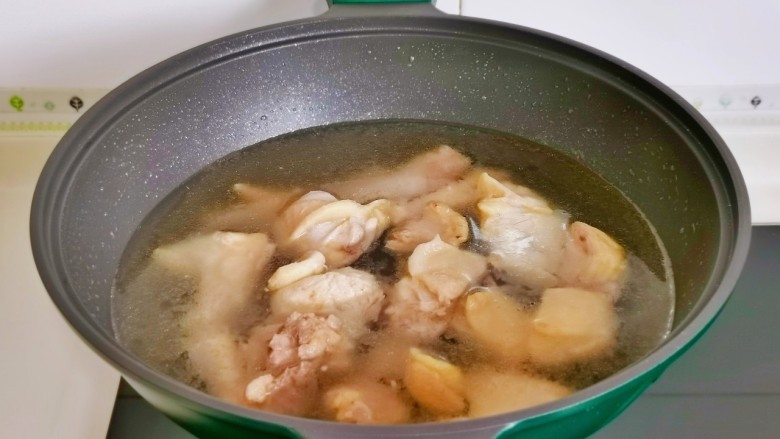 花胶鸡汤,加入适量水。