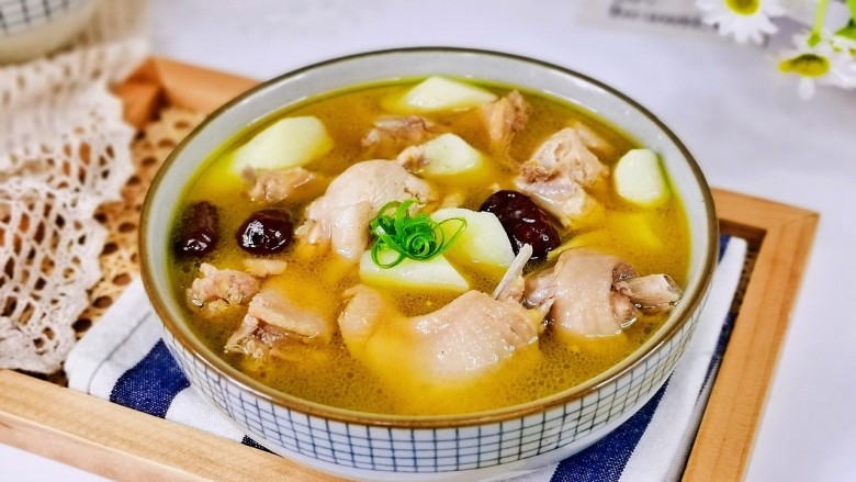 花胶鸡汤,盛出即可食用，好喝滋补，营养丰富。