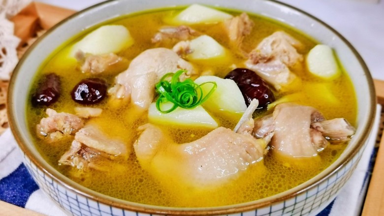 花胶鸡汤,寒冷的冬天，一碗鸡汤暖身又暖胃。