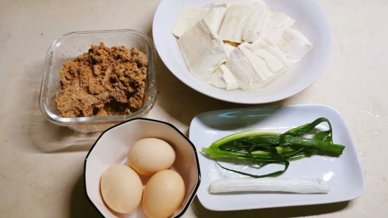 鸡蛋炖豆腐,食材准备好。