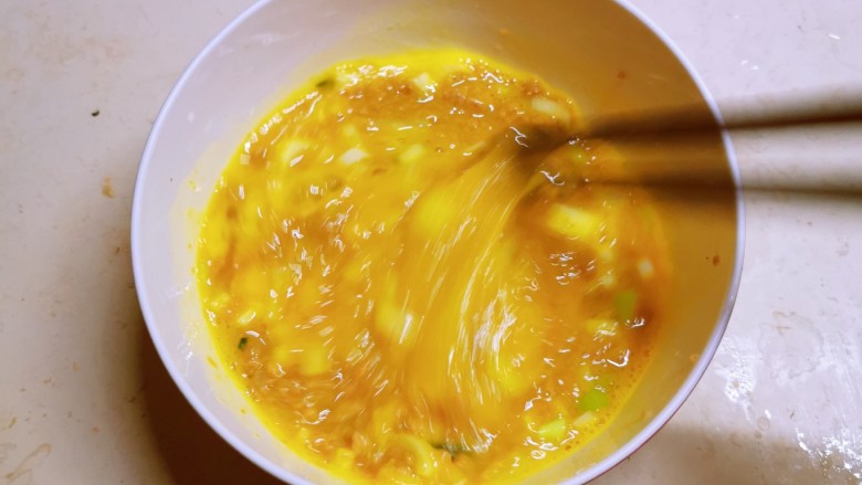 鸡蛋炖豆腐,搅拌均匀备用。