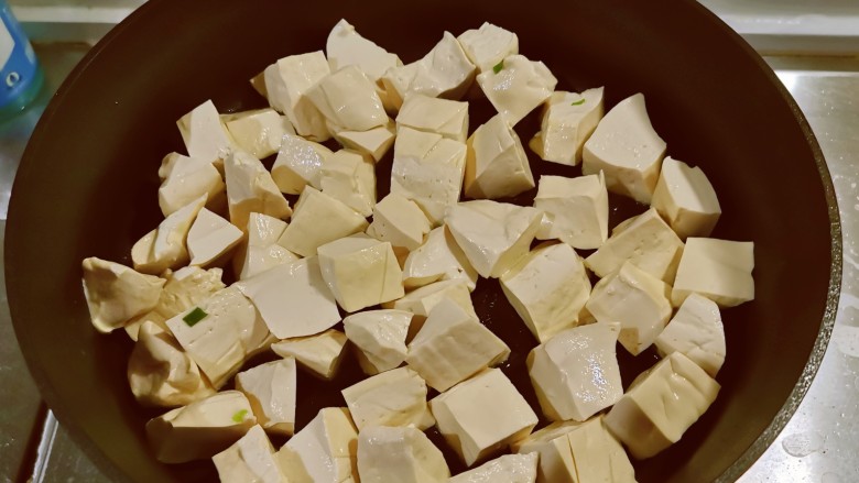 鸡蛋炖豆腐,起油锅放入食用油，油热后放入豆腐块煎制。