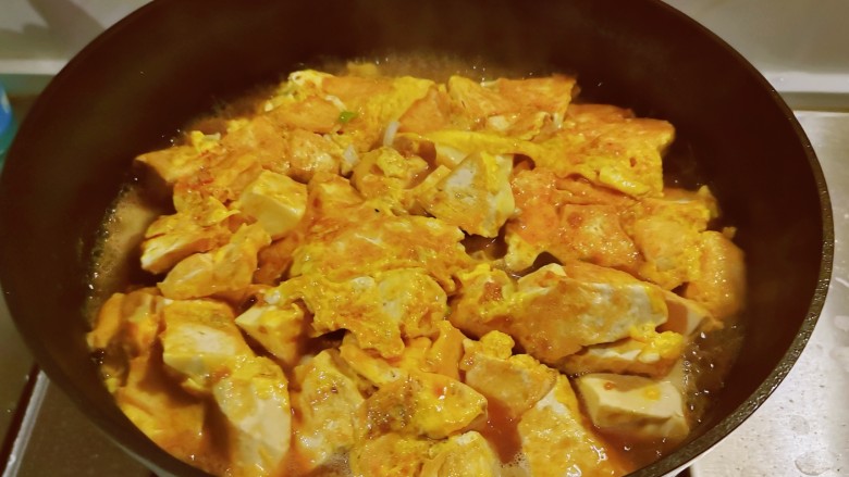 鸡蛋炖豆腐,添加适量清水烧开转小火慢炖。