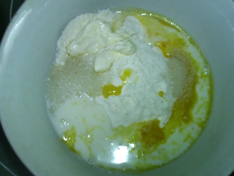 淡奶油小餐包,将除黄油外的面团料倒入大碗，揉成均匀面团。