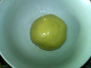 淡奶油小餐包,放入大碗，进行基础发酵。