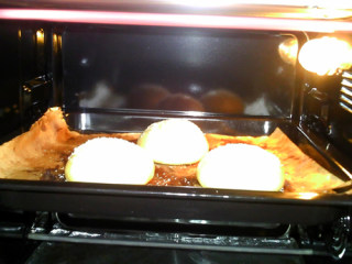 淡奶油小餐包,放入烤箱，中层，上下火170度，烤约15分钟左右。