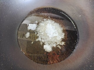 板栗排骨煲,烧热锅，入适量食用油，下两大勺冰糖