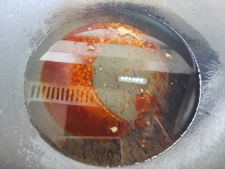 板栗排骨煲,中小火慢慢将冰糖熬制成褐色，并有小气泡冒出（约摸两分钟左右）
