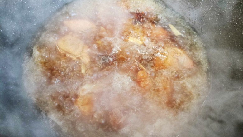 板栗排骨煲,加适量热开水（水量与食材齐平）