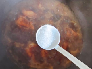 板栗排骨煲,加少许细盐，搅拌均匀