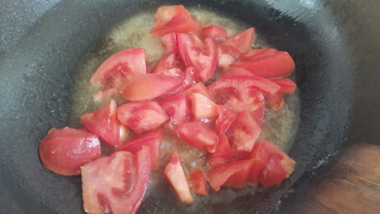 白菜卷肉,起锅烧油，下入西红柿翻炒片刻