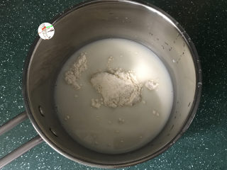 淡奶油小餐包,先做汤种：小锅中加入20克高筋面粉和100克牛奶，搅拌均匀