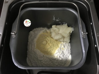 淡奶油小餐包,将汤种和主面团除黄油以外的食材，放入面包机中开始揉面