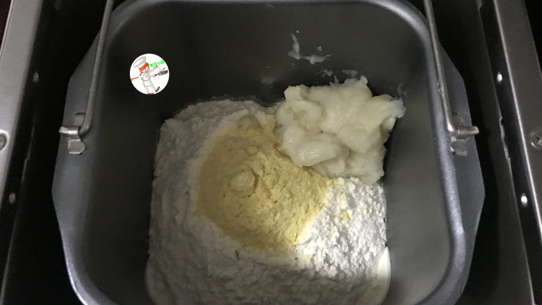 淡奶油小餐包,将汤种和主面团除黄油以外的食材，放入面包机中开始揉面