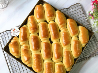 淡奶油小餐包,烤好后，把面包放至烤网上晾凉