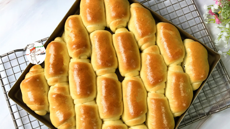 淡奶油小餐包,烤好后，把面包放至烤网上晾凉