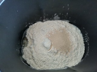 淡奶油小餐包,再称入高筋面粉和酵母