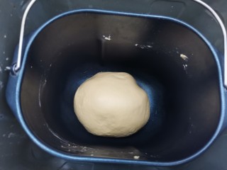 淡奶油小餐包,再整理圆润放入面包机，启动发酵程序，发酵2小时