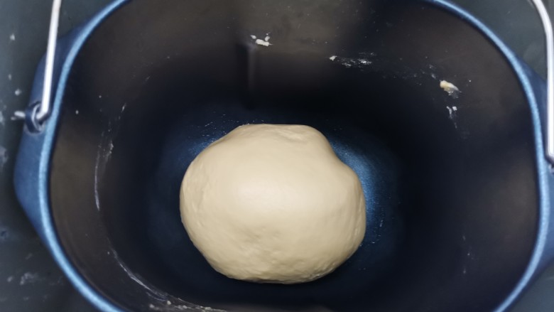 淡奶油小餐包,再整理圆润放入面包机，启动发酵程序，发酵2小时