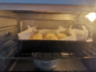 淡奶油小餐包,放入烤箱，里面放一碗开水增加湿度，烤箱开40度发酵35分钟