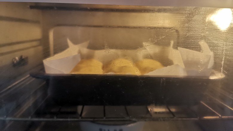 淡奶油小餐包,放入烤箱，里面放一碗开水增加湿度，烤箱开40度发酵35分钟